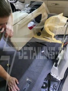 разбор салона при глубокой химчистке и удаления плесени в автомобиле