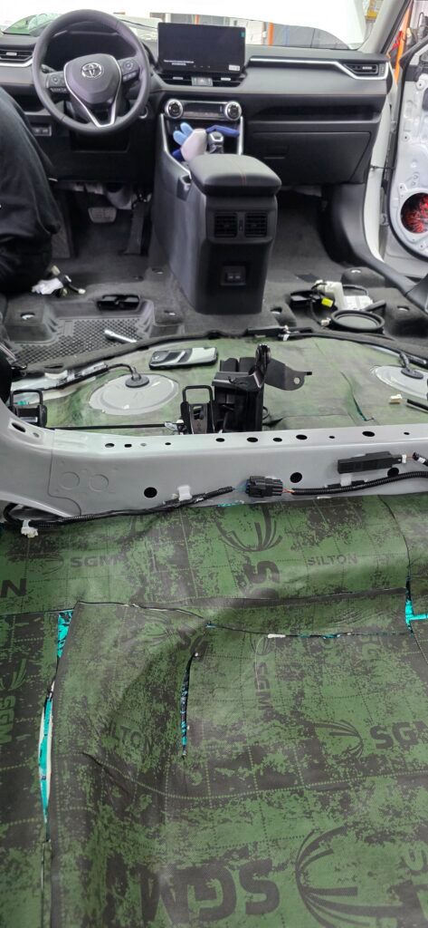 оклейка зоны риска и шумоизоляция toyota rav4 2025