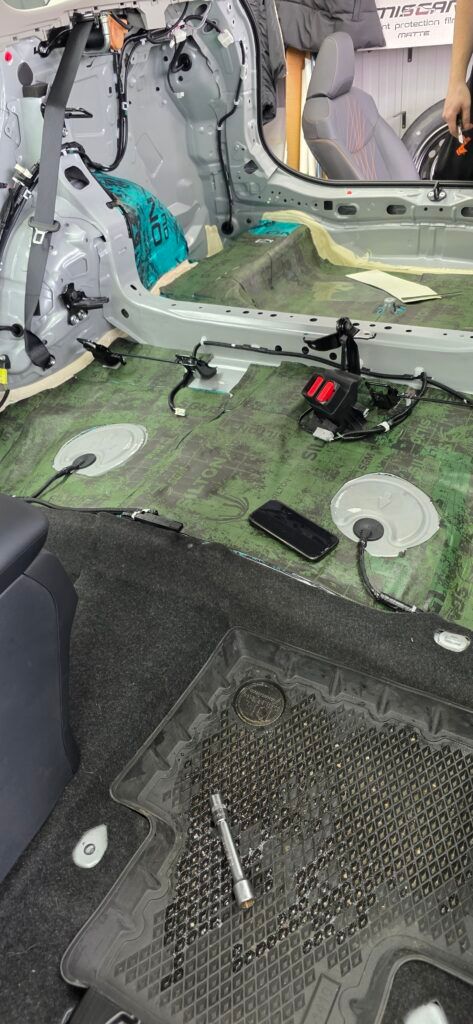 оклейка зоны риска и шумоизоляция toyota rav4 2025