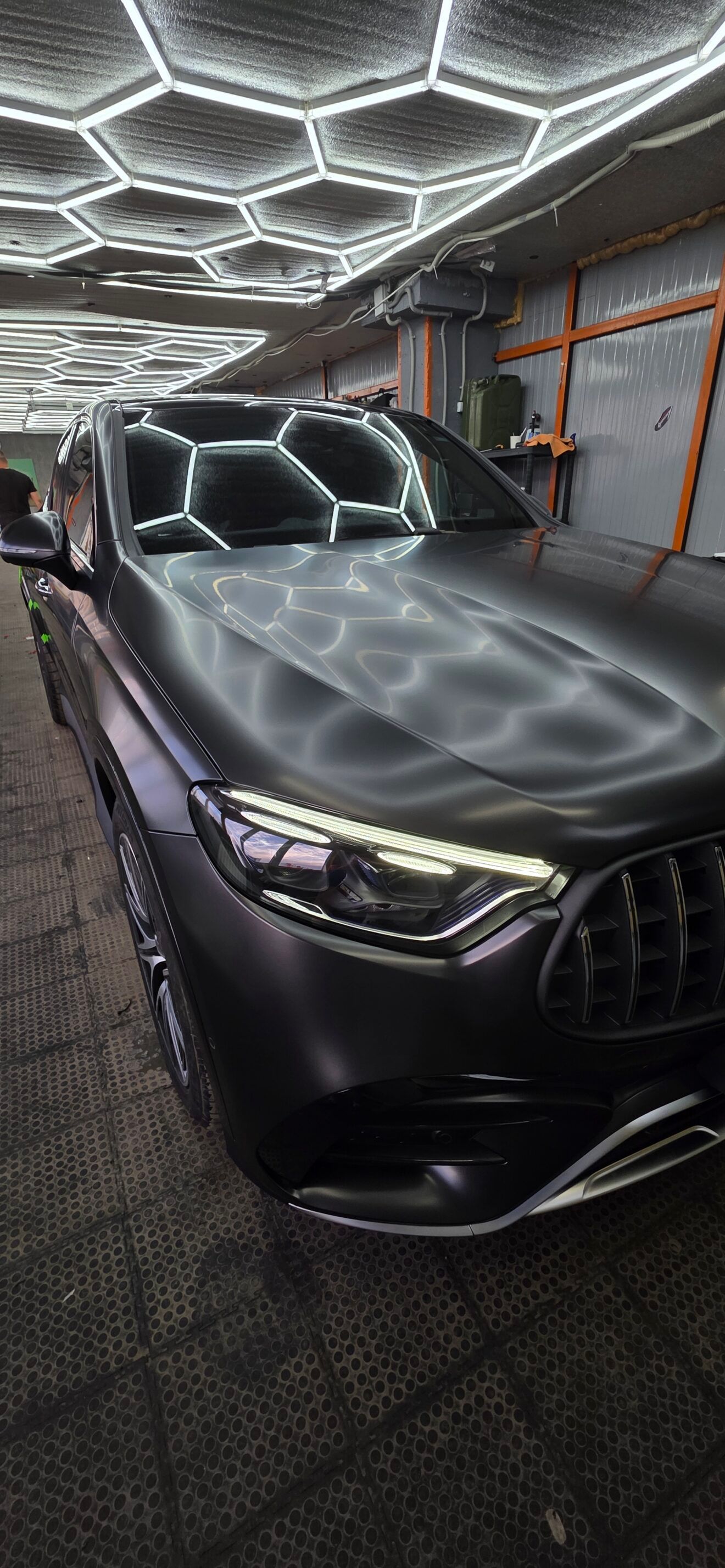 Оклейка серого Mercedes-AMG GLC 43 в матовый полиуретан