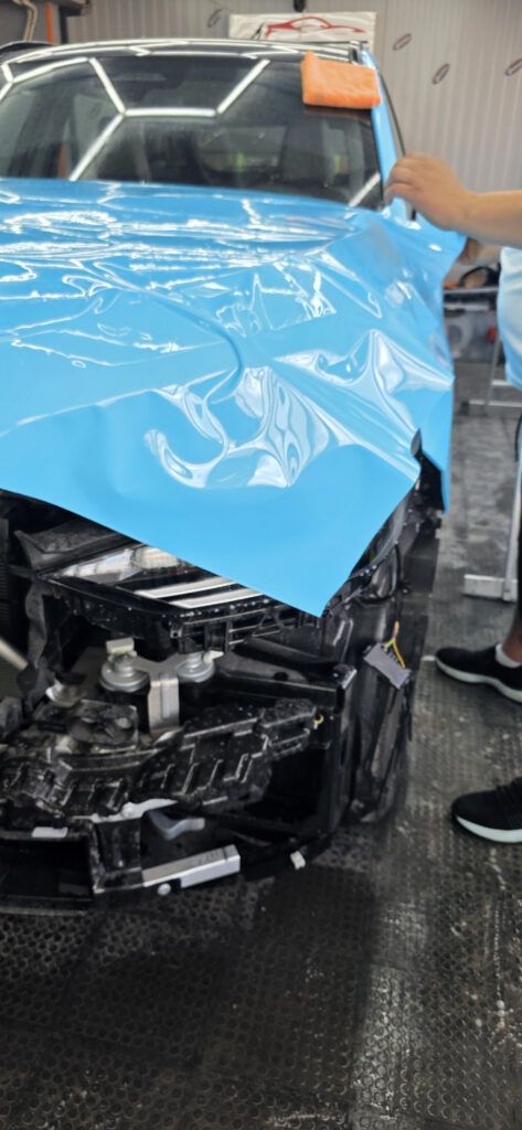 Оклейка цветным полиуретаном bmw